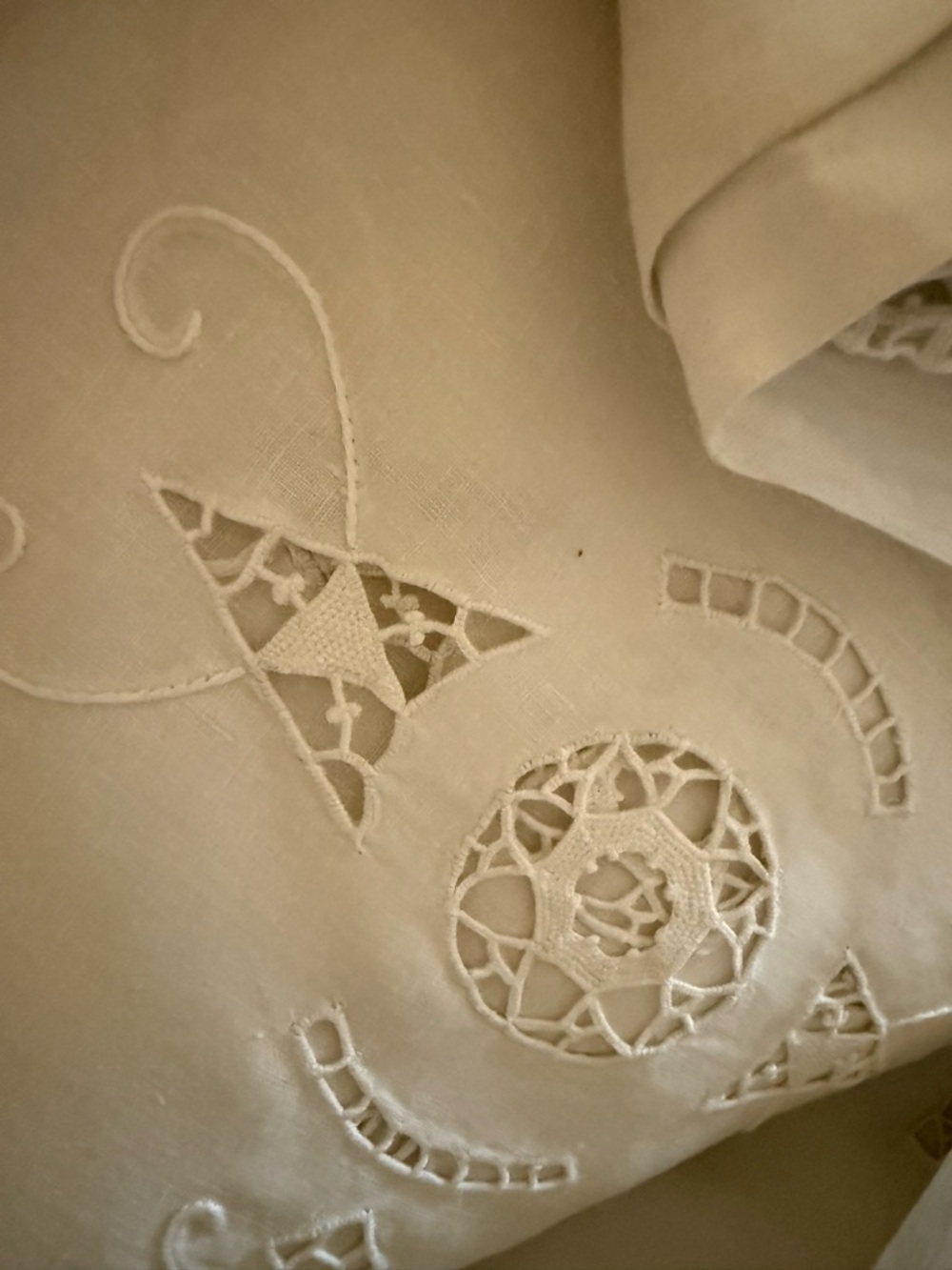 Hand Craft White Embroidered Table Linen 128x74. Amazing hand work.with napkins
